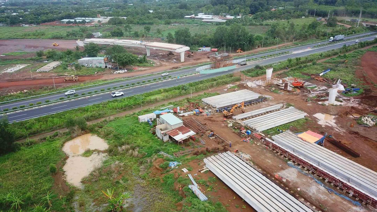 Các mố cầu sẵn sàng được lắp ghép.