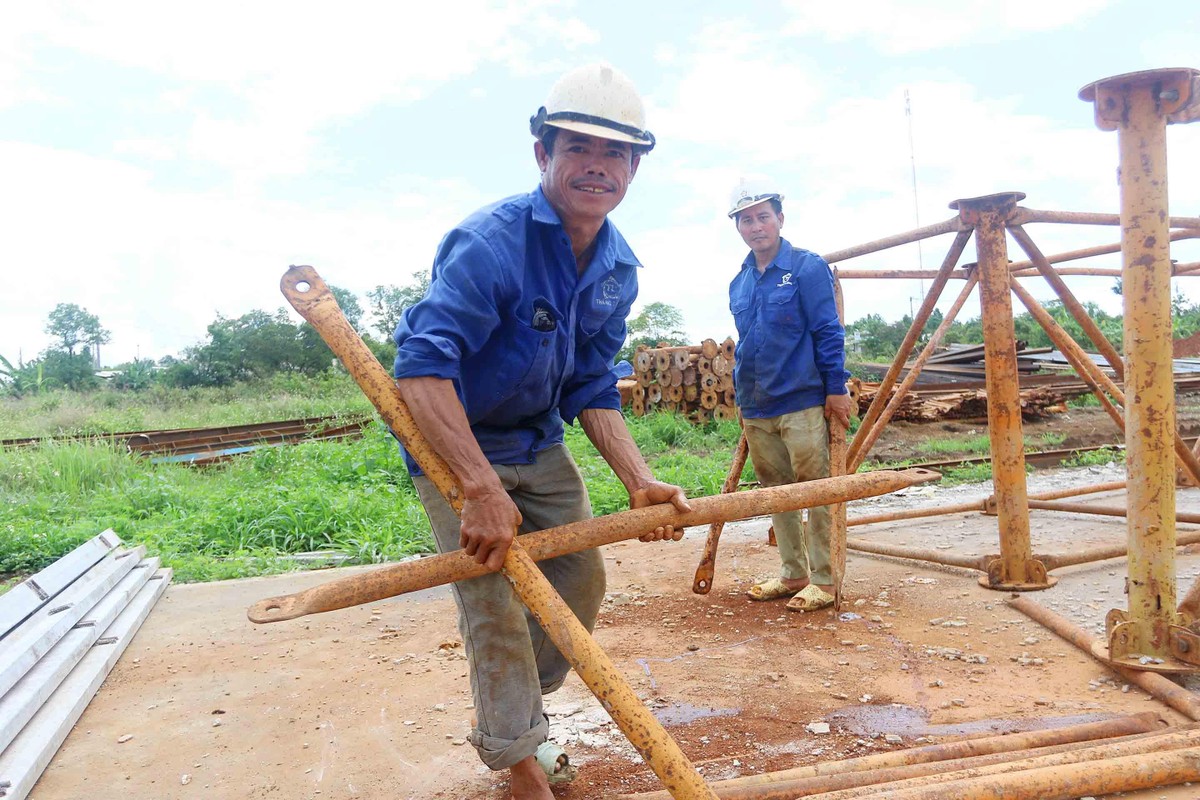 Công nhân nhà thầu Thăng Long, hoàn thành hạng mục nào lại dọn dẹp triền khai ngay hạng mục mới.