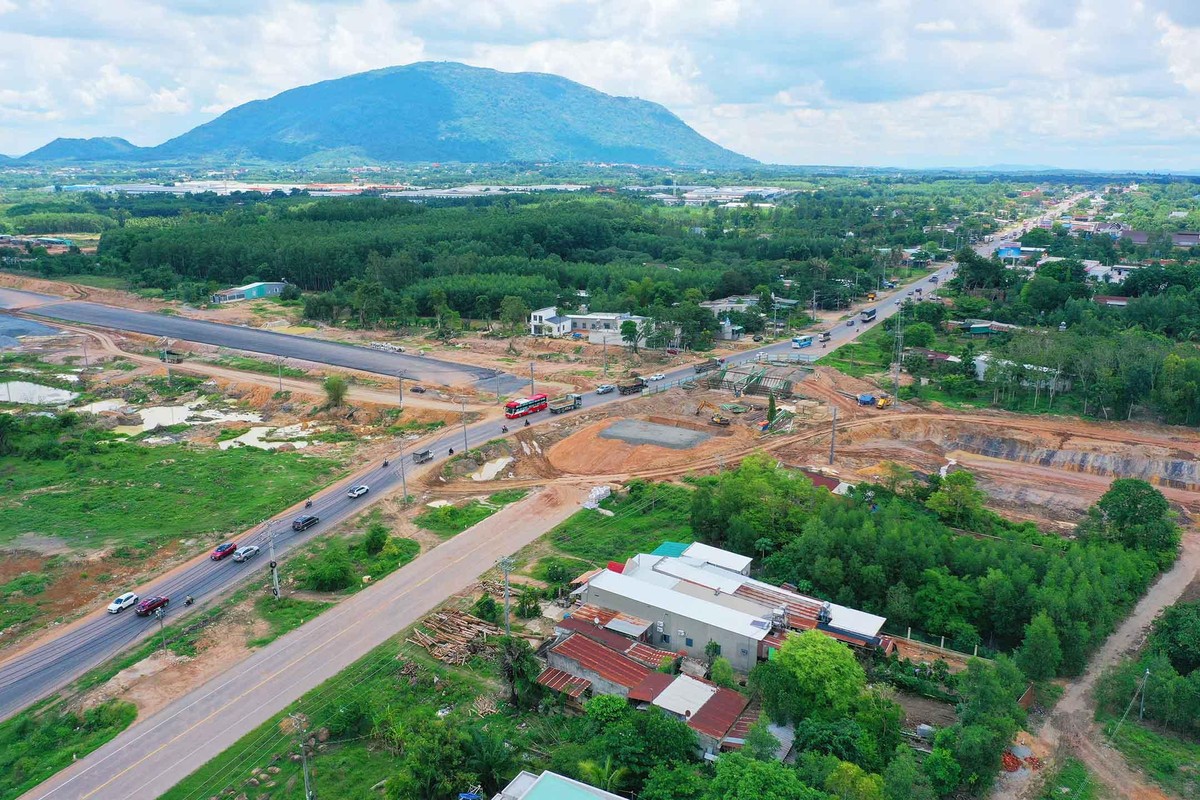 Từ trên cao, toàn tuyến cơ bản đã liền mạch, chỉ còn một số điểm đặc thù như nút giao, cầu vượt, đường điện cao thế…