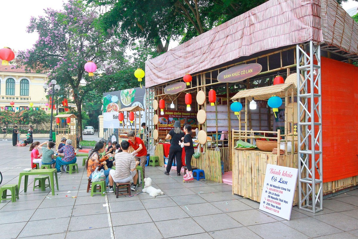 món ăn đặc trưng của Hà Nội như bánh cuốn Thanh Trì, nem Phùng, bánh tẻ Sơn Tây, bánh cốm hàng than, trà sen Hồ Tây… Tại đây sẽ có các chương trình giao lưu với các nghệ nhân, chuyên gia ẩm thực hàng đầu về văn hóa ẩm thực Hà Nội.