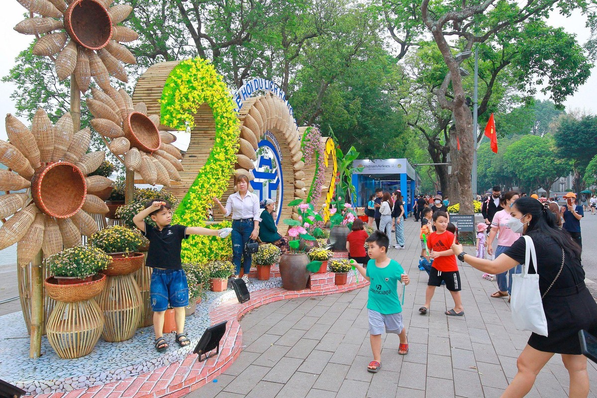Ngay sau Lễ hội Du lịch Hà Nội, Lễ hội Ẩm thực và Du lịch làng nghề Hà Nội năm 2022 sẽ được tổ chức từ ngày 19 - 23/5/2022 tại Khu vực vỉa hè phố Lê Quang Đạo, quận Nam Từ Liêm.