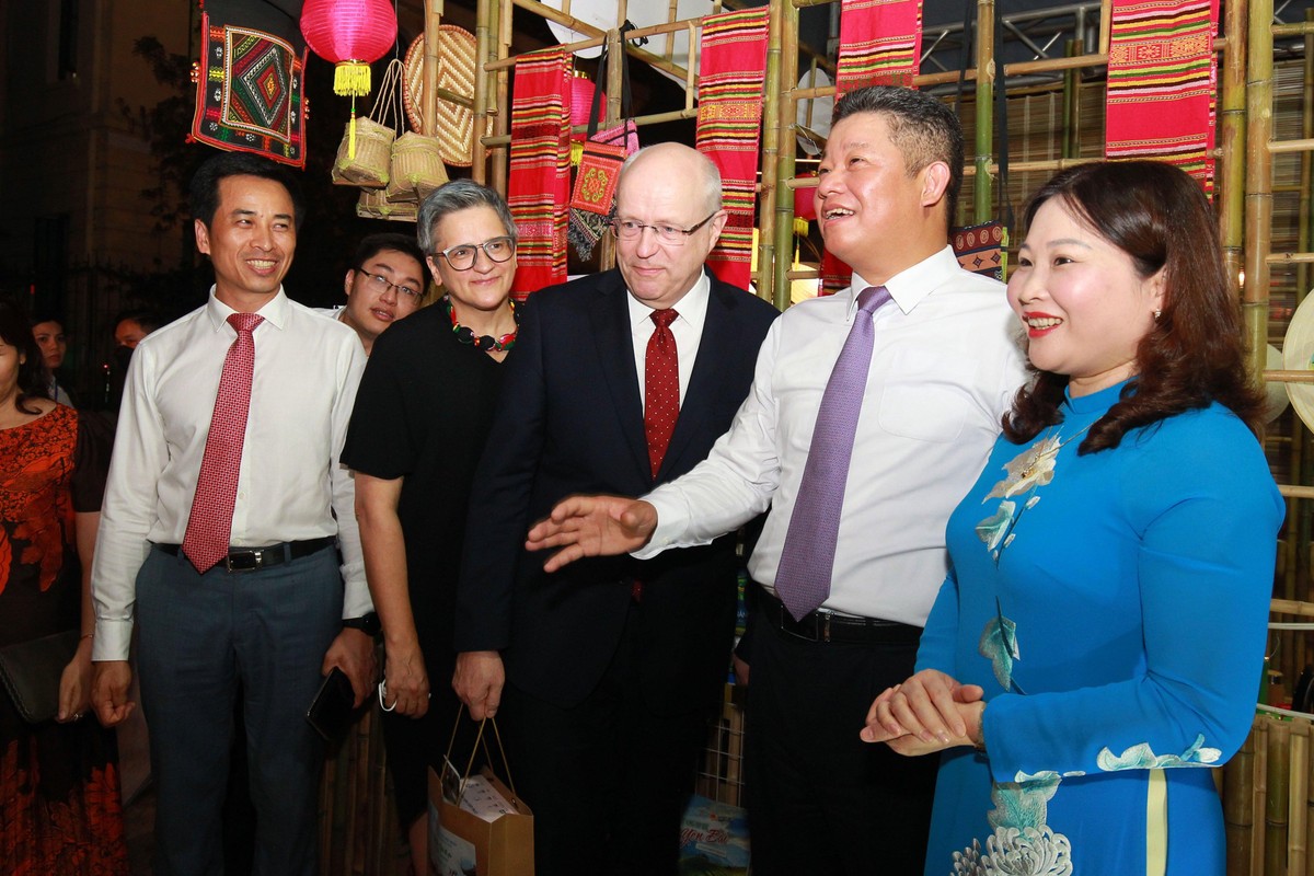 Các đại biểu đã đi thăm các gian hàng sau Lễ khai mạc.