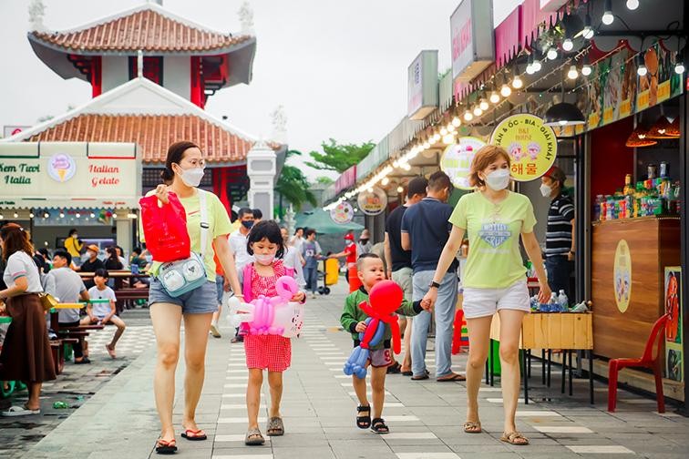 Du khách vui chơi tại Công viên châu Á