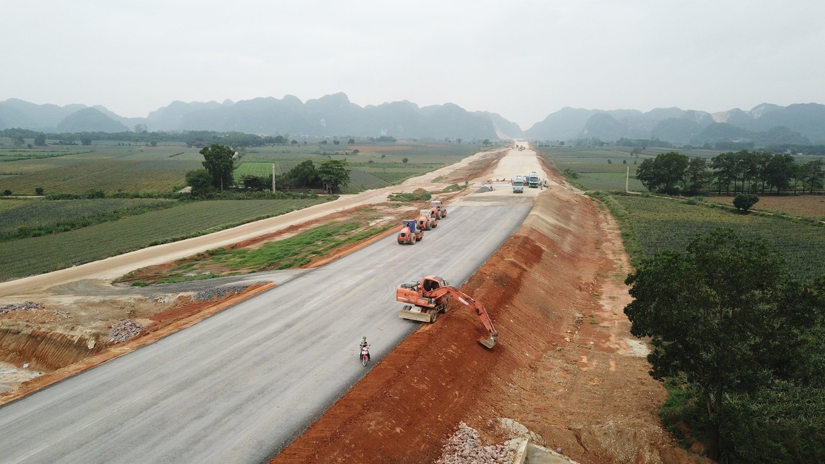 Liên danh Công ty cổ phần Cường Thịnh Thi – Tổng công ty 319 - CTy TNHH Định An đang tập trung hoàn thiện lớp CTB tại Gói thầu 11- XL. Một khó khăn lớn với Dự án này là thời tiết năm 2021 và đầu năm 2022 mưa nhiều. Công tác vận chuyển vật liệu, thi công nền đường, đặc biệt là công tác xử lý nền đất yếu gặp rất nhiều khó khăn do mưa. Cụ thể, năm 2021 thời tiết mưa kéo dài từ giữa tháng 7 đến hết tháng 10, sang đầu năm 2022 thời tiết tiếp tục gặp mưa thường xuyên: trong 2 tháng đầu năm, gói thầu gặp mưa ít nhất là 15 ngày, gói thầu gặp mưa nhiều nhất là 25 ngày, sau mỗi ngày mưa đều phải chờ vật liệu khô mới có thể tiếp tục thi công.