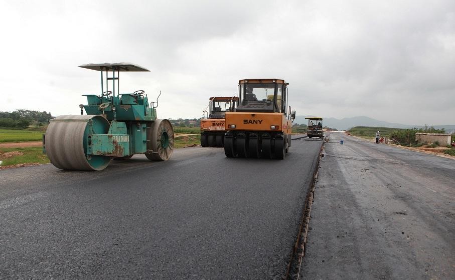 Tổng công ty 319 - một trong những nhà thầu chính tại Gói thầu 11-XL (Km289+500 - Km301+000) tổ chức thảm thử bê tông nhựa với sự giám sát chặt chẽ của tư vấn giám sát, trước khi tổ chức thi công đại trà.