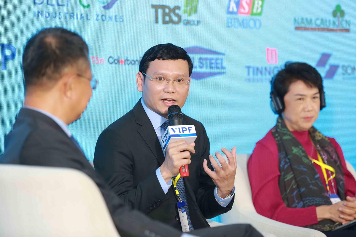Ông Nguyễn Chí Toàn, Giám đốc Marketing VSIP, Phó tổng giám đốc VSIP Bình Định trao đổi tại Diễn đàn.