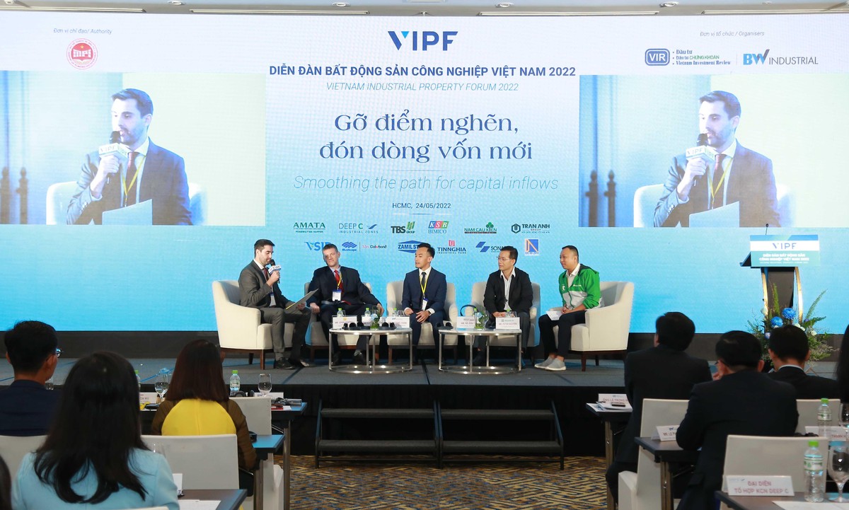 Ông John Campbell, Giám đốc Bộ phận tư vấn dịch vụ BĐS công nghiệp Savills Việt Nam điều phối trong phiên 2 về vận hành chuỗi cung ứng trong bối cảnh thị trường mới.
