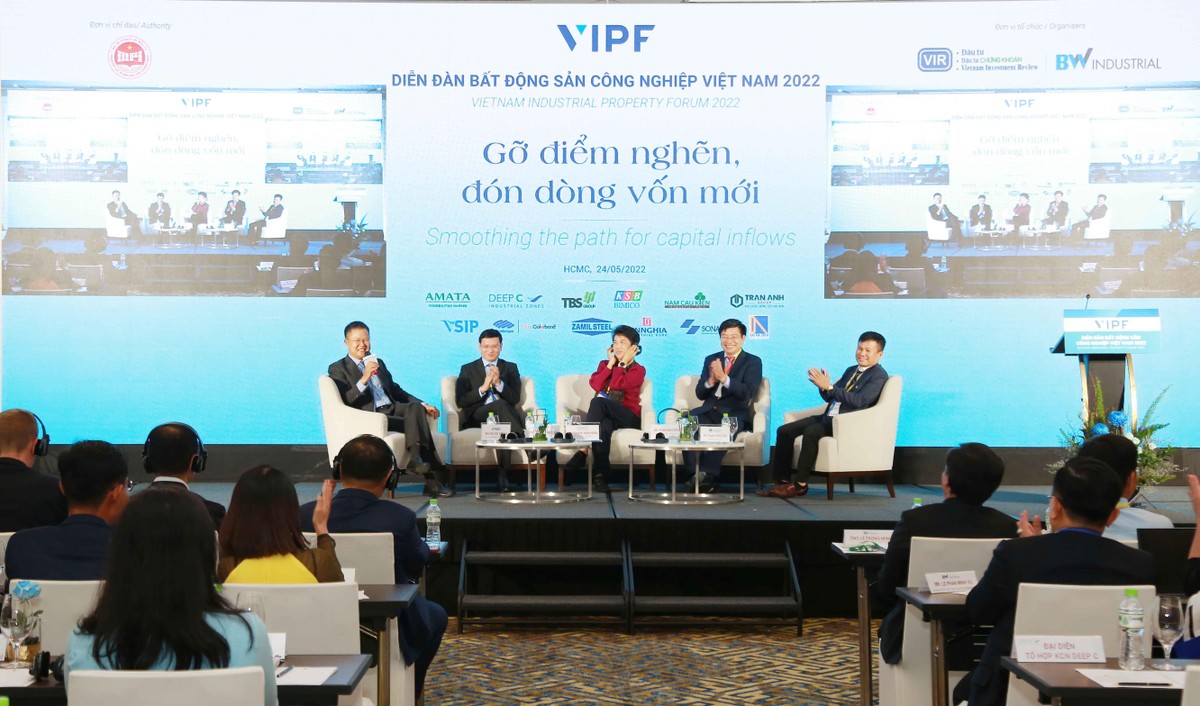 Ông Nguyễn Công Ái, Phó tổng giám đốc KPMG Việt Nam điều phối thảo luận phiên 3 có nội dung Kiến tạo hệ sinh thái khu công nghiệp.