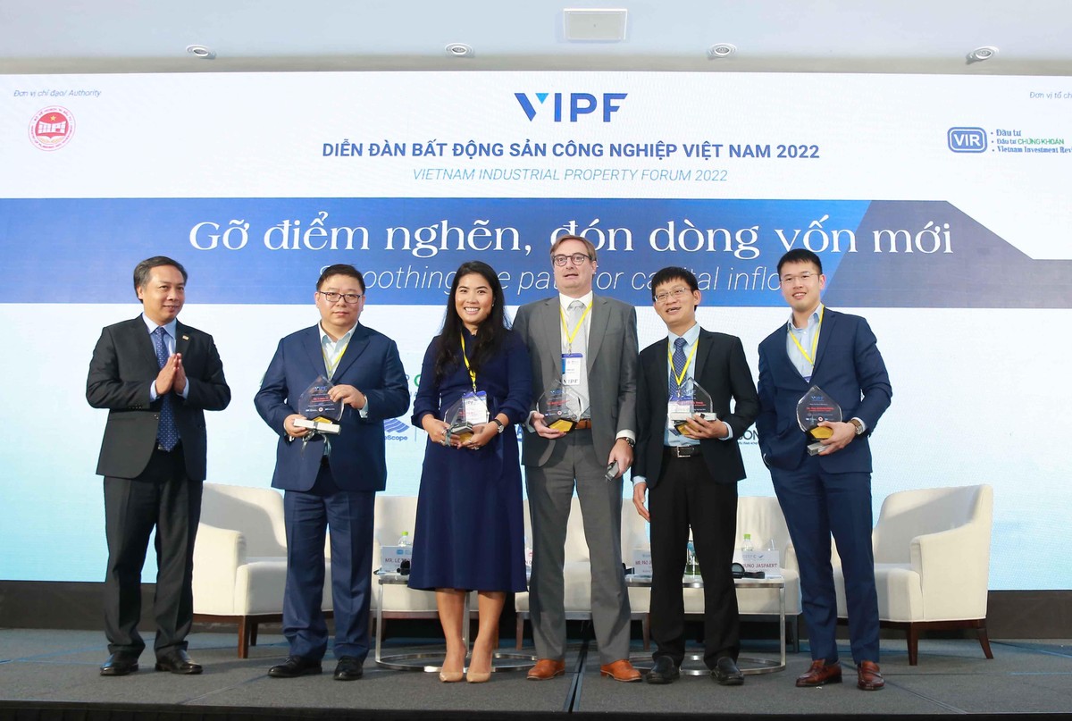 Ban tổ chức trao kỷ niệm chương tới các diễn giả và điều phối tại Diễn đàn