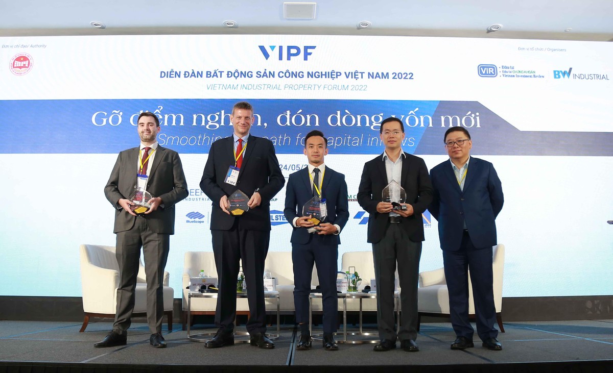 Ban tổ chức trao kỷ niệm chương tới các diễn giả và điều phối phiên 1 tại diễn đàn