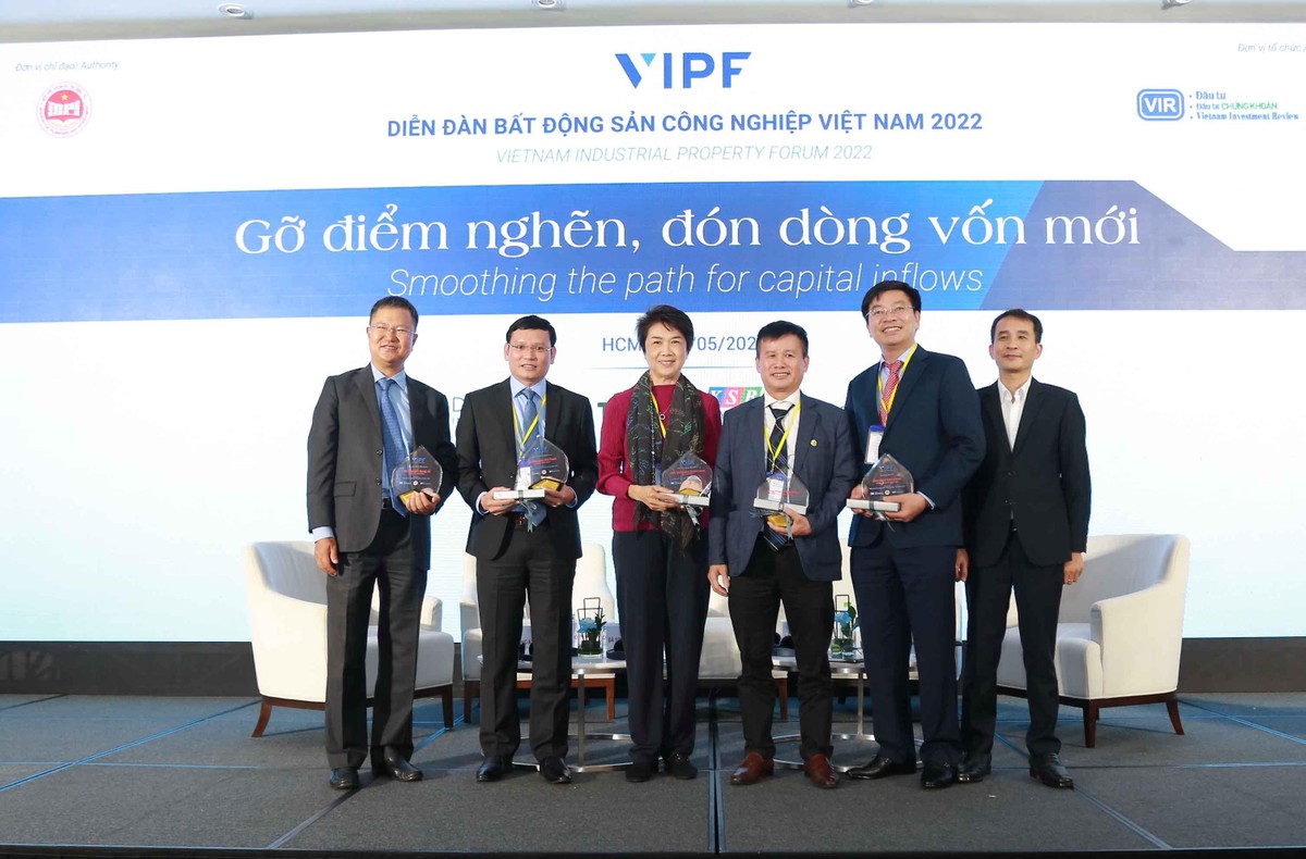 Ban tổ chức trao kỷ niệm chương tới các diễn giả và điều phối phiên 3 tại diễn đàn