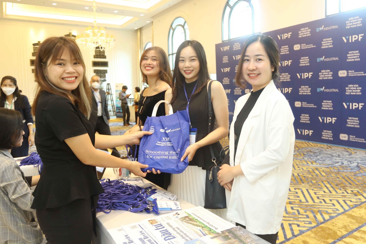 Nụ cười rạng rõ của các khách tới tham dự Diễn đàn.
