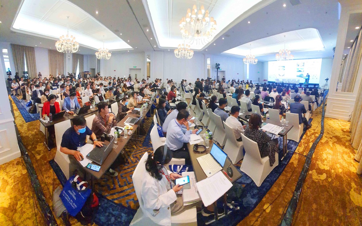 Toàn cảnh diễn đàn.