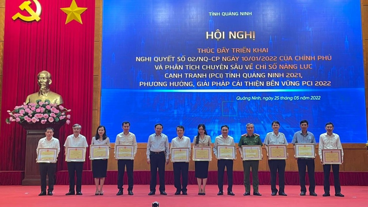 Ông Nguyễn Xuân Ký, Bí thư Tỉnh ủy Quảng Ninh trao bằng khen của UBND tỉnh cho các tập thể có thành tích xuất sắc trong tham mưu, cải thiện môi trường Kl99ok phiên bản mới Kl992 VIP Trang Chủ 2026 5 năm liên tiếp và năm 2021.