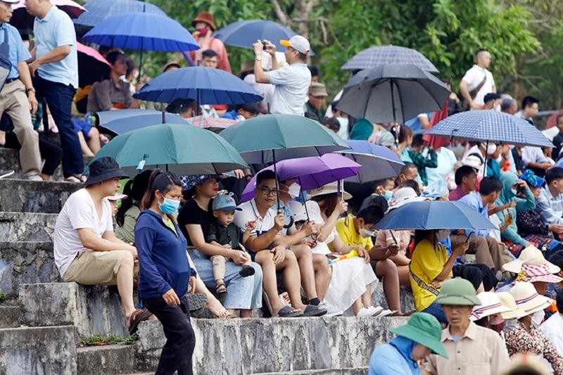 Nhiều gia đình tận dụng ngày nghỉ cuối tuần cho cả gia đình đi du lịch kết hợp xem đua ngựa