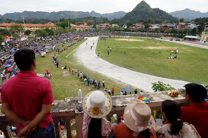 Cuộc đua không chỉ thu hút người dân trong vùng, mà khá nhiều du khách ở các tỉnh, thành khác cũng kéo về để theo dõi trực tiếp