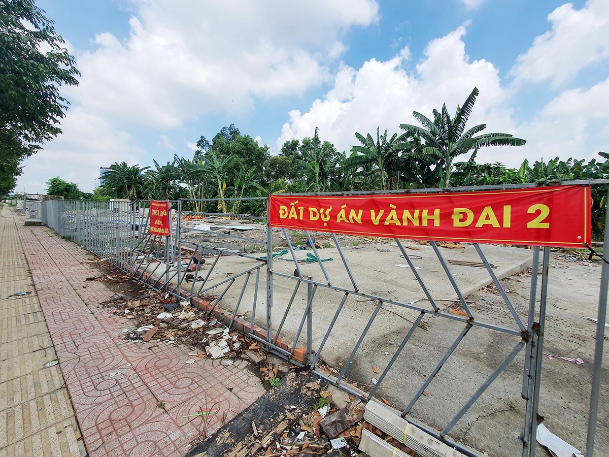 Nhiều đoạn đường chưa được thi công do khó khăn về nguồn vốn và giải phóng mặt bằng. Ảnh: Lê Toàn