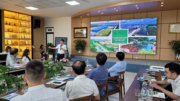 Ông Phạm Hồng Điệp, Chủ tịch Công ty CP Shinec chia sẻ về quá trình xây dựng KCN Nam Cầu Kiền thành KCN sinh thái. Ảnh: Thu Lê.