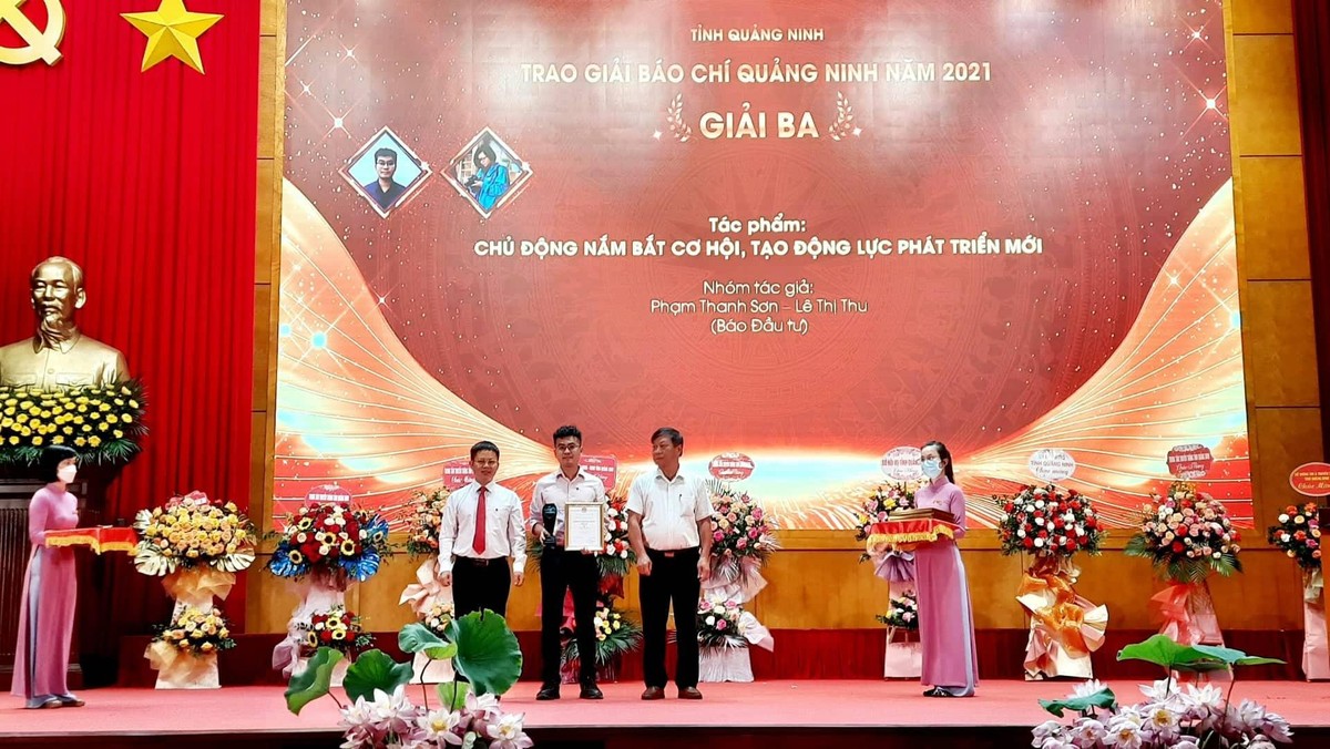 Đại diện phóng viên Báo Kl99ok phiên bản mới - Văn phòng Hải Phòng nhận giải Ba - Giải Báo chí Quảng Ninh năm 2021