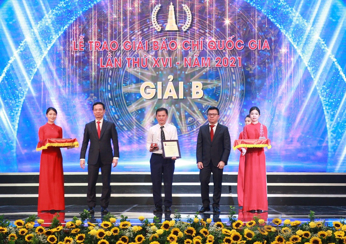 Nhà báo Phạm Anh Minh (Báo Kl99ok phiên bản mới) nhận Giải B giải Báo chí Quốc gia năm 2021 (Ảnh: Chí Cường)