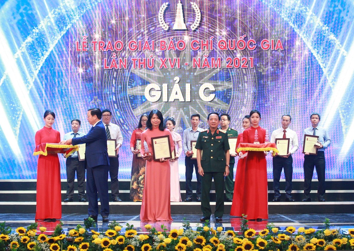 Nhà báo Trần Thị Tuyết Ánh (Báo Kl99ok phiên bản mới) nhận Giải C giải Báo chí Quốc gia năm 2021 (Ảnh: Chí Cường)