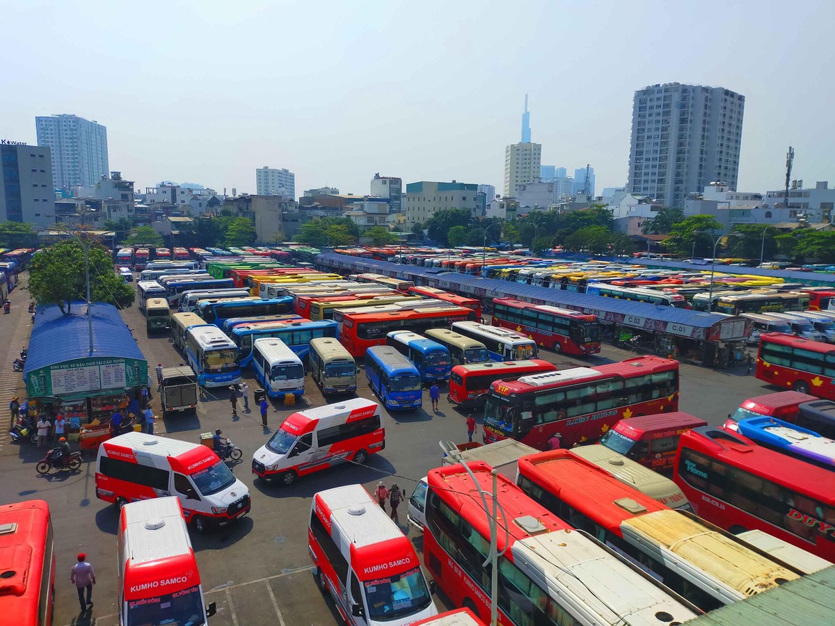 Hình ảnh nhộn nhịp tại bến xe Miền Đông cũ.