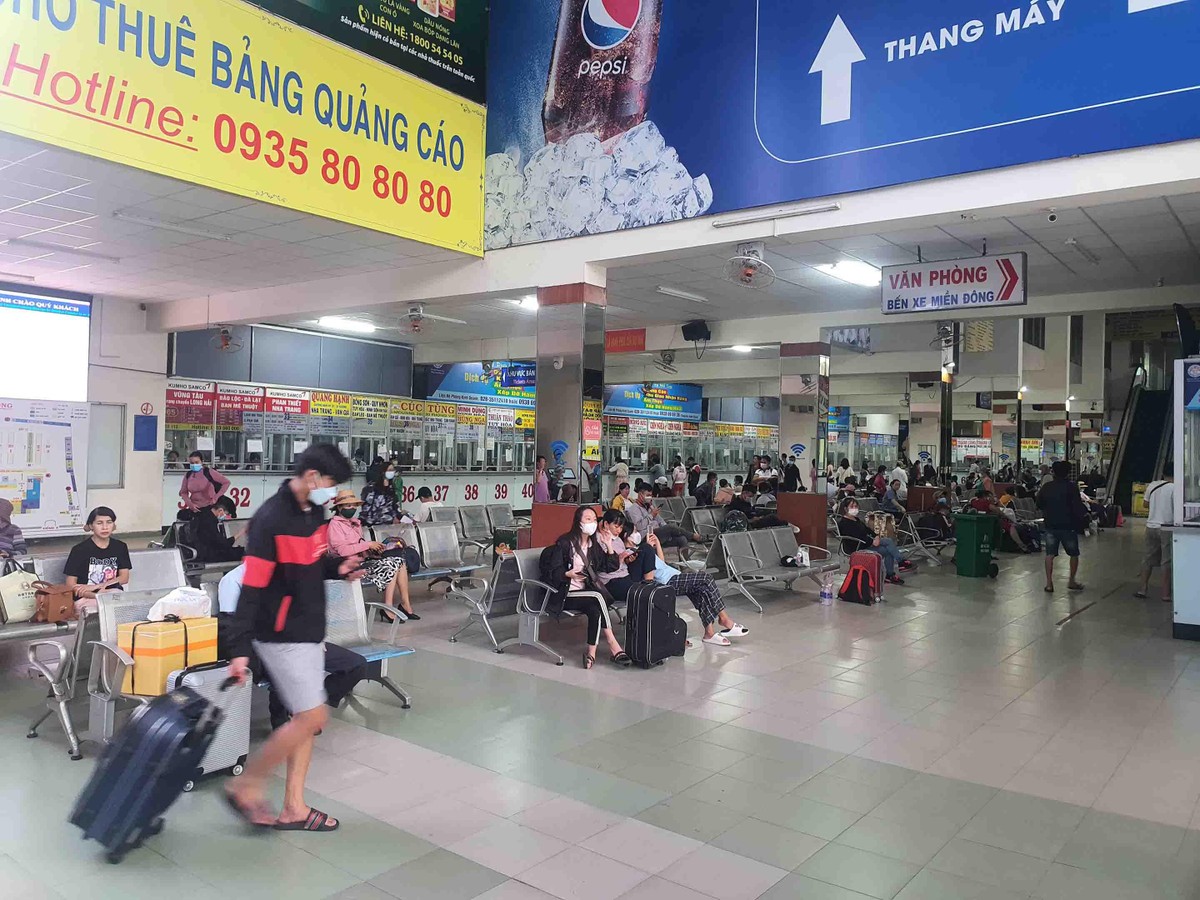 Mỗi ngày, tại bến xe Miền Đông cũ có 12.886 hành khách và 781 lượt xe xuất bến. Theo thống kê trong thời gian từ ngày 1 đến ngày 12/6/2022.