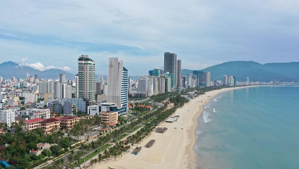Biển Đà Nẵng được tạp chí Forbes (Mỹ) bình chọn là một trong những bãi biển đẹp nhất thế giới. Đà Nẵng từ lâu đã nổi tiếng với nhiều bãi biển đẹp kéo dài từ chân đèo Hải Vân đến Non Nước như Non Nước, Bắc Mỹ An, Mỹ Khê, Phạm Văn Đồng, Xuân Thiều, Thanh Bình, Nam Ô và các bãi thuộc bán đảo Sơn Trà …