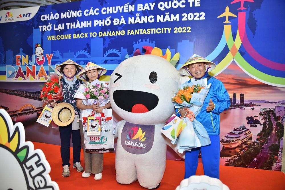 Du lịch Đà Nẵng đang phục hồi mạnh mẽ với việc quay trở lại của khách quốc tế. Sau khi mở cửa bầu trời quốc tế, tổng số chuyến bay quốc tế đến Đà Nẵng là 286 chuyến với 35.000 lượt khách, trong đó có 71 chuyến bay từ Hàn Quốc với hơn 12.000 lượt khách.