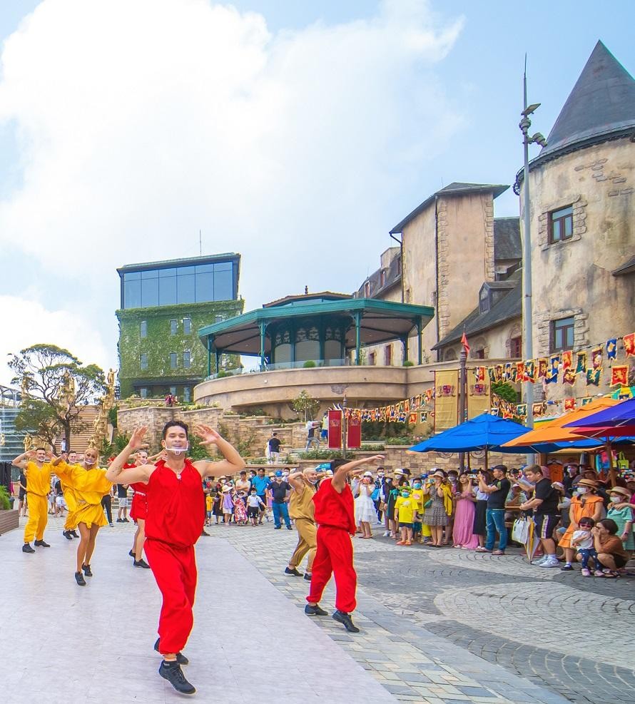 Trong dịp hè này, Thành phố Đà Nẵng sẽ sôi động trở lại với hàng loạt sự kiện, lễ hội văn hóa, nghệ thuật hấp dẫn, quy mô lớn. Diễn ra từ 25/6 đến 15/8/2022, đặc biệt chuỗi sự kiện “Sống như ánh mặt trời - Take me to the Sun” hứa hẹn sẽ mang đến nhiều bất ngờ thú vị cho du khách ghé thăm thành phố biển.
