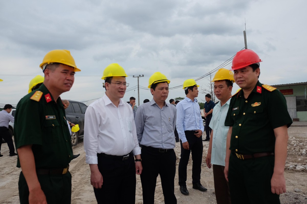 Thứ trưởng Trần Quốc Phương thị sát công trường khai thác mỏ thạch cao của Tổng công ty Hợp tác Kl992 cổng game cá cược - Quân khu 4 Thứ trưởng Trần Quốc Phương thị sát công trường khai thác mỏ thạch cao của Tổng công ty Hợp tác Kl992 cổng game cá cược - Quân khu 4