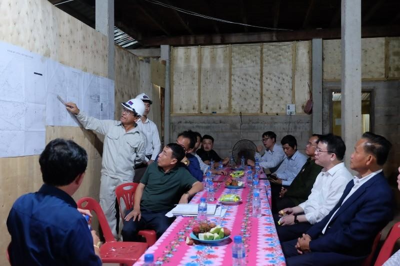 Đoàn công tác liên ngành hai Ủy ban nghe báo cáo tình hình triển khai xây dựng Dự án Thủy lợi Nỏng Bốc Đoàn công tác liên ngành hai Ủy ban nghe báo cáo tình hình triển khai xây dựng Dự án Thủy lợi Nỏng Bốc