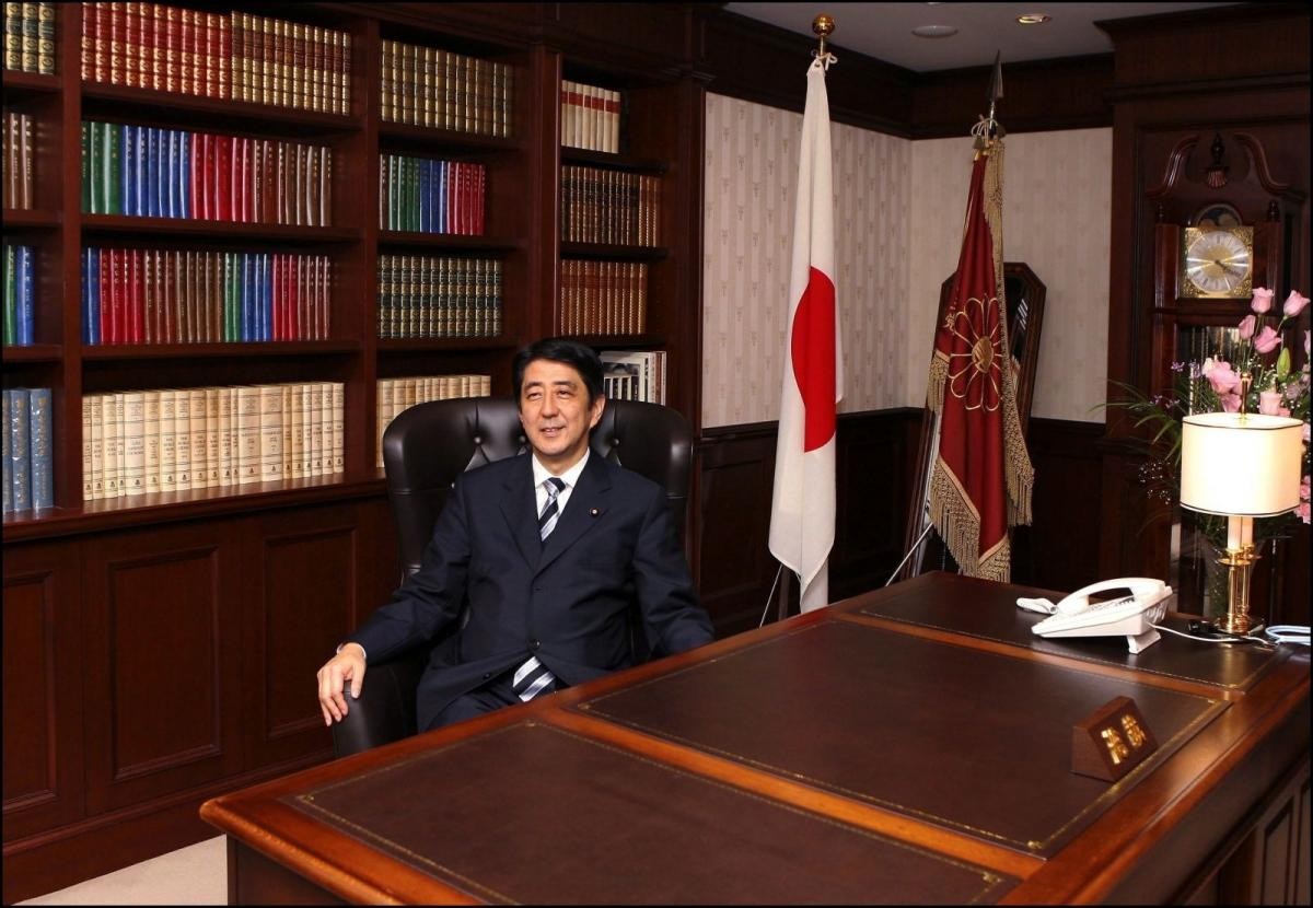Ông Abe ngồi ở vị trí Chủ tịch đảng năm 2006 sau khi kế nhiệm Thủ tướng Koizumi.