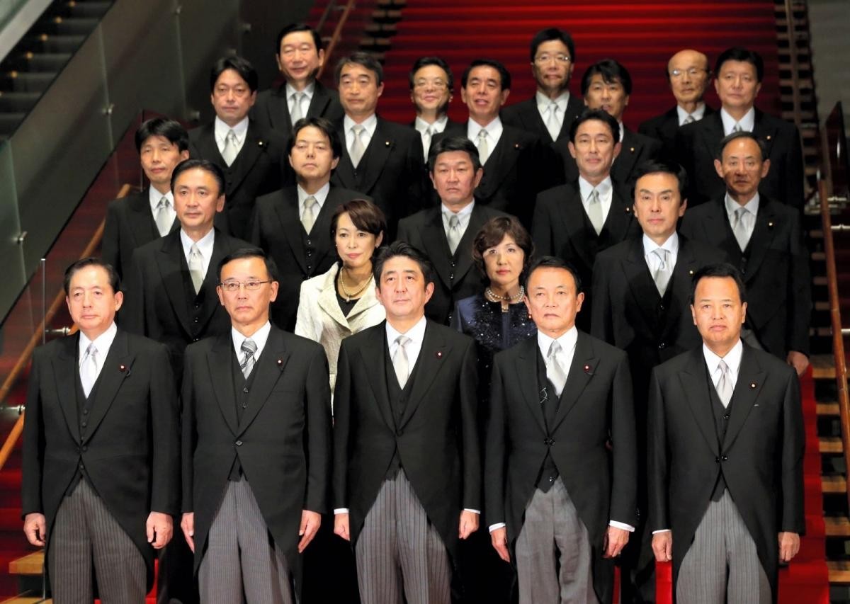 Ông Abe bắt đầu nhiệm kỳ Thủ tướng thứ hai năm 2012. Trong ảnh là Thủ tướng Abe chụp cùng các thành viên trong Nội các mới tại văn phòng của ông ở Tokyo.