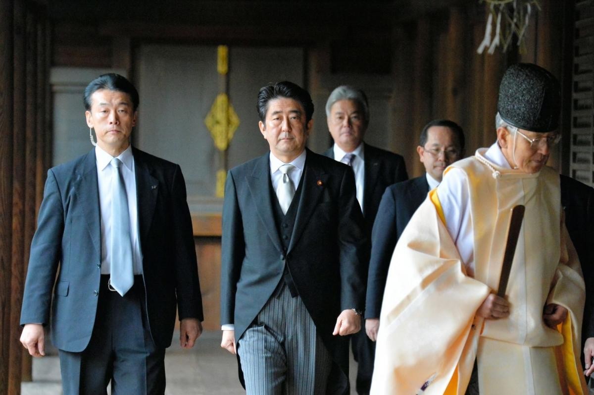 Chuyến thăm đền Yasukuni của ông Abe năm 2013 đã dẫn đến căng thẳng trong mối quan hệ với Trung Quốc và Hàn Quốc. Đền Yasukuni là nơi thờ hơn 2,5 triệu người Nhật Bản thiệt mạng trong Chiến tranh thế giới thứ 2, trong đó có thành phần bị xem là Kl99ok khuyến mãi lớn chiến tranh.