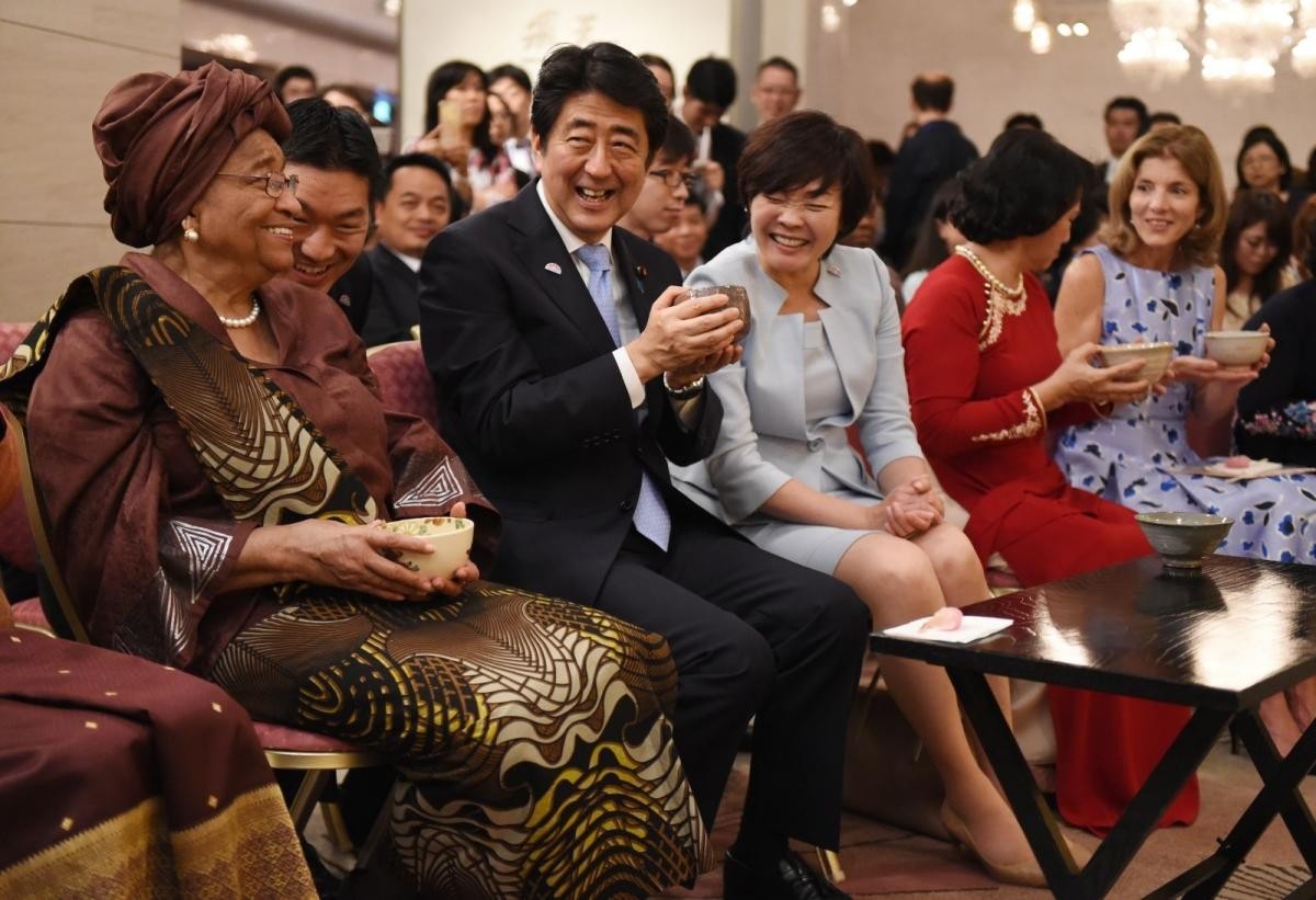 Ông Abe và phu nhân Akie tham dự một buổi tiệc trà tại hội nghị của Hội đồng Thế giới vì Phụ nữ ở Tokyo năm 2015.