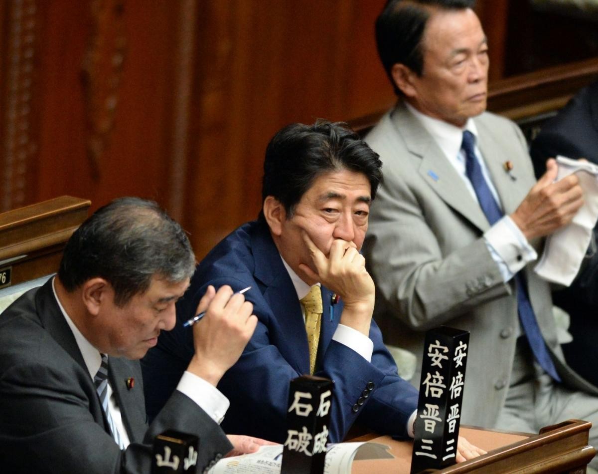 Ông Abe lắng nghe các nghị sĩ đối lập phát biểu ở Tokyo năm 2015. Đảng cầm quyền Nhật Bản đã tranh luận về một loạt dự luật an ninh gây tranh cãi, đánh dấu sự thay đổi đáng kể trong lập trường "chỉ phòng thủ" của Nhật Bản.