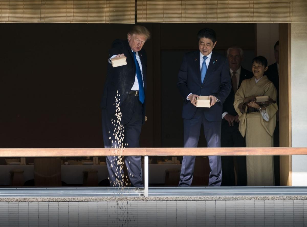 Thủ tướng Abe và Tổng thống Mỹ Donald Trump cho cá ăn trong chuyến thăm cung điện Akasaka của ông Trump năm 2017.