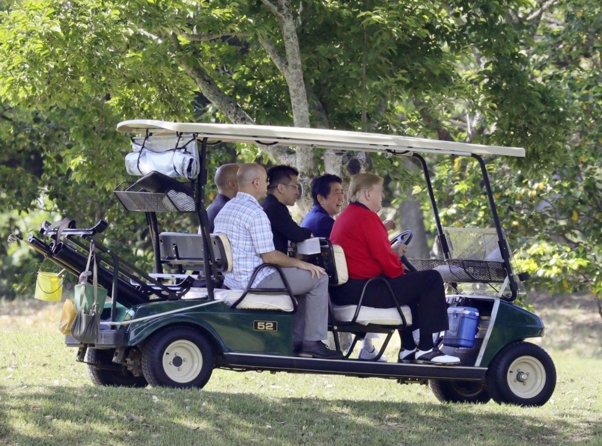 Ông Abe lái xe golf chở ông Trump tới sân golf ở tỉnh Chiba, Nhật Bản năm 2019.