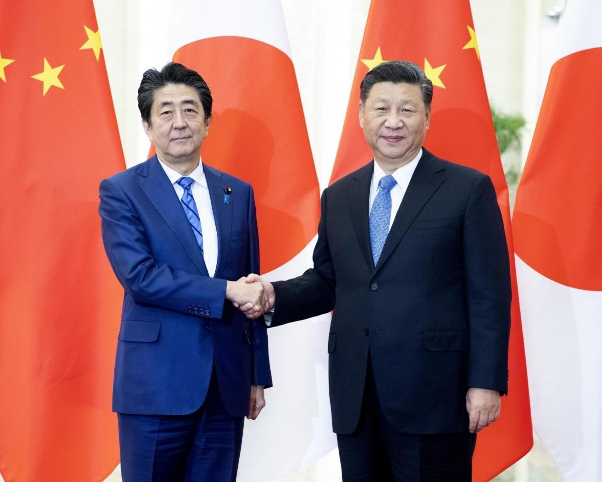 Thủ tướng Abe gặp Chủ tịch Trung Quốc Tập Cận Bình ở Bắc Kinh năm 2019.