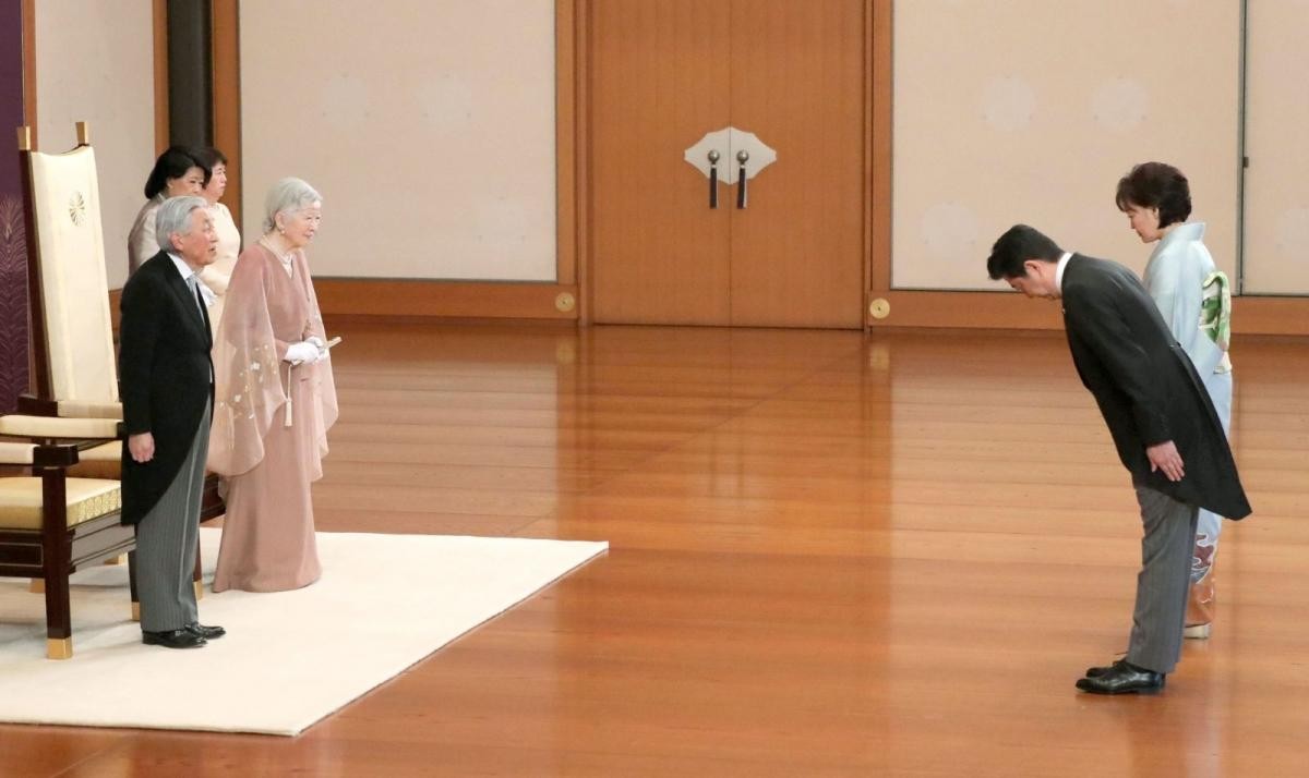 Ông Abe và phu nhân chào Nhật hoàng Akihito và Hoàng hậu Michiko trong lễ kỷ niệm 60 năm ngày cưới của Nhật hoàng vào năm 2019.