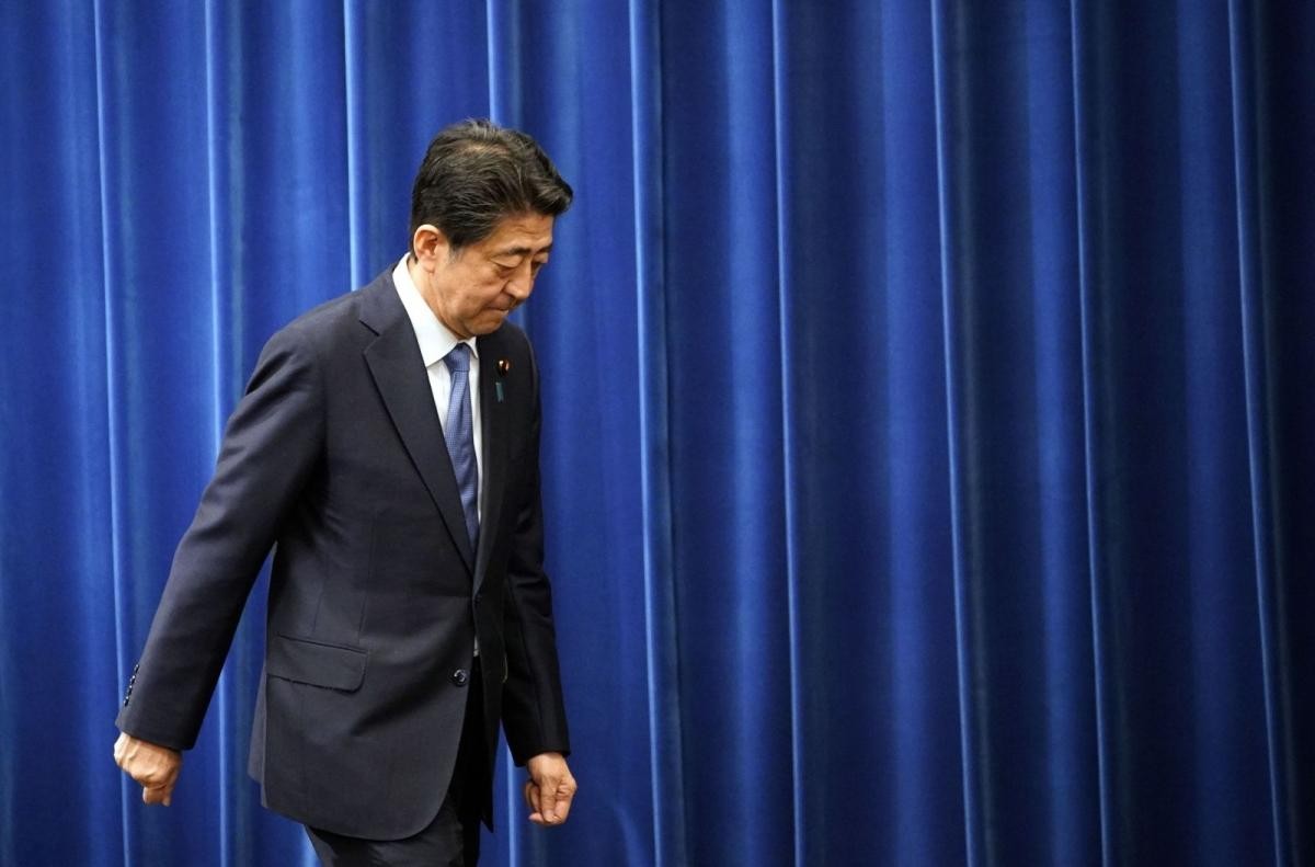 Ông Abe rời một hội nghị ở Tokyo năm 2020. Tại đây ông đã tuyên bố từ chức vì lý do sức khỏe.