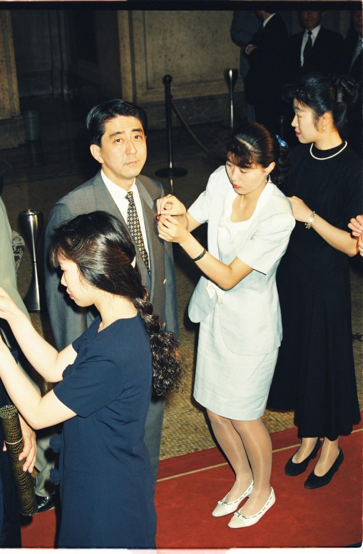 Ông Abe nhận ghim cài thành viên Quốc hội Nhật Bản trong phiên lập pháp đầu tiên năm 1993.
