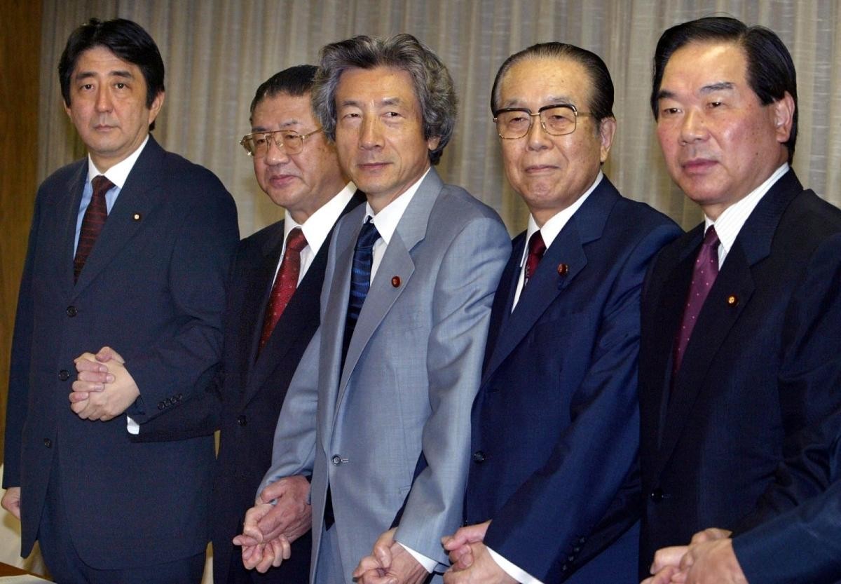 Hình ảnh ông Abe (ngoài cùng bên trái) chụp cùng Thủ tướng Nhật Bản Junichiro Koizumi (giữa) và các thành viên khác trong đảng Dân chủ Tự do (LDP) năm 2003. Đây là lúc ông Koizumi vừa tái đắc cử chức Chủ tịch đảng và bổ sung một số vị trí quan trọng trong đảng.