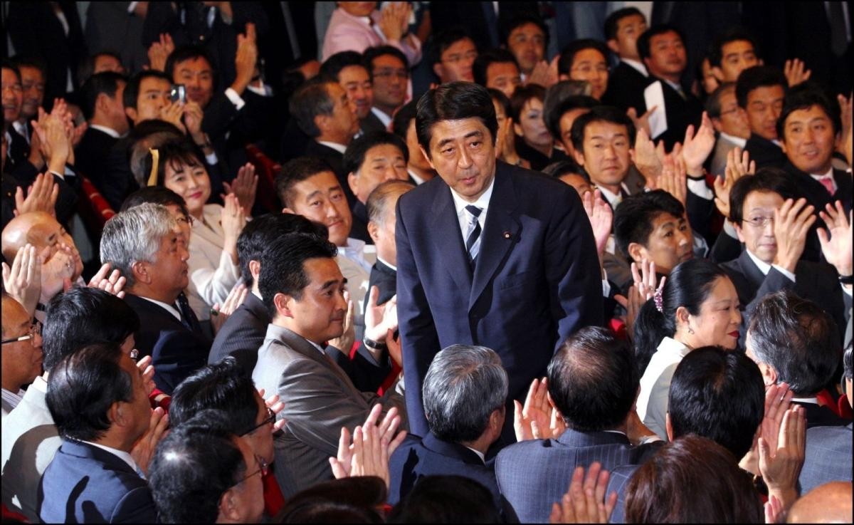 Ông Abe cúi đầu trước những tràng vỗ tay của các nghị sĩ đảng Dân chủ Tự do sau khi giành chiến thắng trong cuộc bầu cử vị trí Chủ tịch đảng năm 2006. Sau đó, ông đã trở thành Thủ tướng Nhật Bản, kế nhiệm Thủ tướng Koizumi.