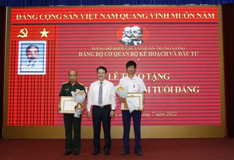 Thứ trưởng Trần Quốc Phương trao Huy hiệu 30 năm tuổi Đảng cho các đồng chí tại Đảng bộ. (Ảnh: Đức Thanh)