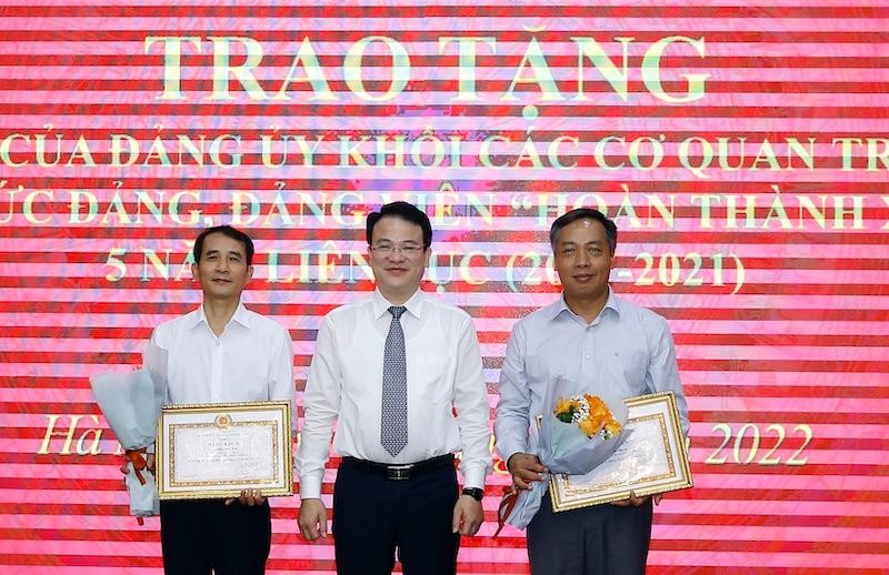 Thứ trưởng Trần Quốc Phương trao Bằng khen của Đảng ủy khối các cơ quan Trung ương đối với Đảng bộ Báo Kl99ok phiên bản mới cho đồng chí Lê Trọng Minh, Uỷ viên Ban Thường vụ Đảng uỷ Bộ, Bí thư Đảng uỷ - Tổng biên tập Báo Kl99ok phiên bản mới; và Bằng khen cho ông Bùi Đức Hải, Phó Bí thư Đảng uỷ - Phó tổng biên tập thường trực Báo Kl99ok phiên bản mới (bìa trái). (Ảnh: Đức Thanh)