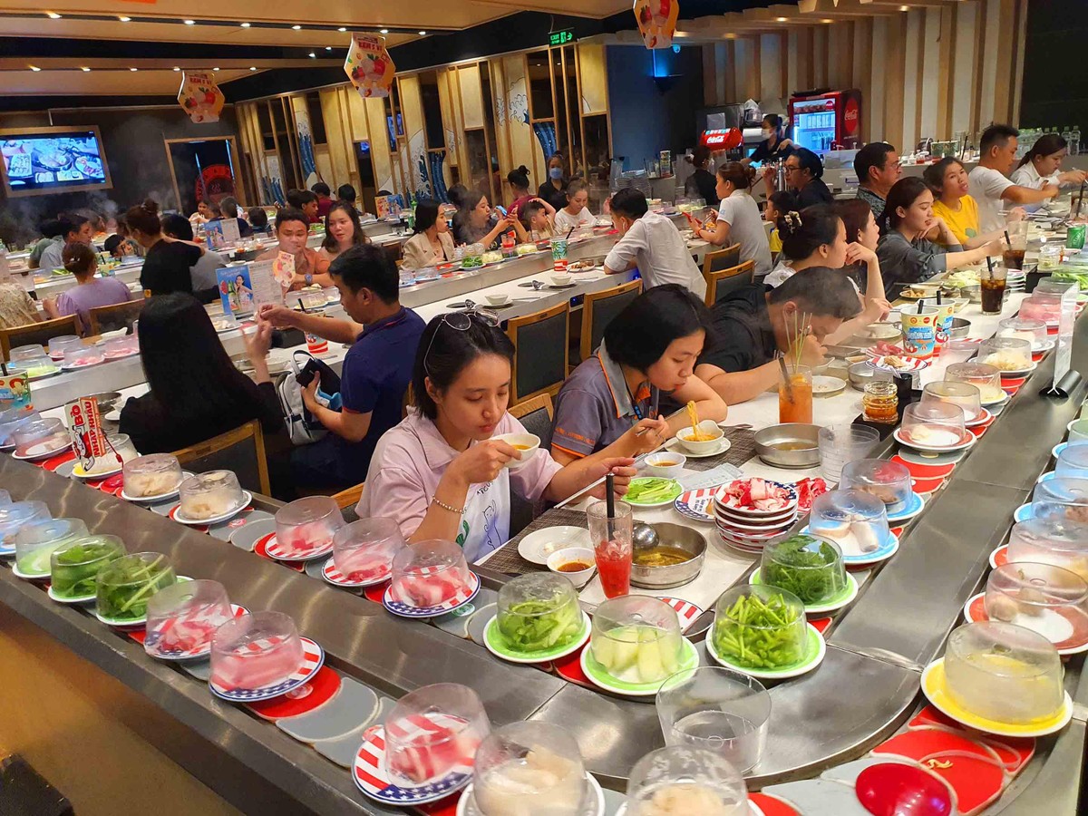 Tại các nhà hàng ăn uống khách hàng phải đặt bàn trước. Tổng mức bán lẻ hàng hóa và doanh thu dịch vụ tiêu dùng 6 tháng ước đạt 556.488 tỷ đồng, tăng 6,2% (cùng kỳ tăng 7,3%). Các chính sách mở cửa sau dịch, bình ổn giá phát huy được hiệu quả. Tại các nhà hàng ăn uống khách hàng phải đặt bàn trước. Tổng mức bán lẻ hàng hóa và doanh thu dịch vụ tiêu dùng 6 tháng ước đạt 556.488 tỷ đồng, tăng 6,2% (cùng kỳ tăng 7,3%). Các chính sách mở cửa sau dịch, bình ổn giá phát huy được hiệu quả.