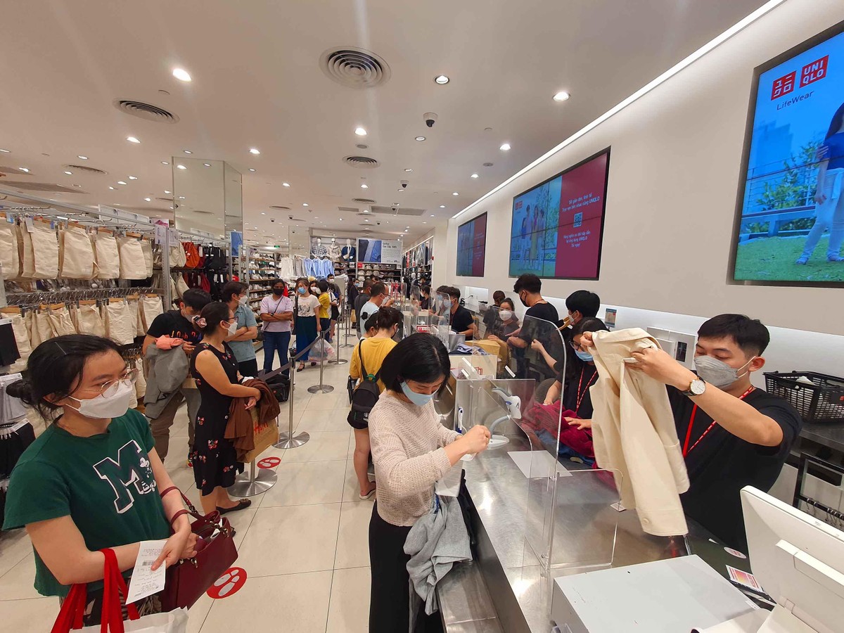 Khách hàng chờ hàng dài để thanh toán tại các shop thời trang hàng hiệu. Khách hàng chờ hàng dài để thanh toán tại các shop thời trang hàng hiệu.