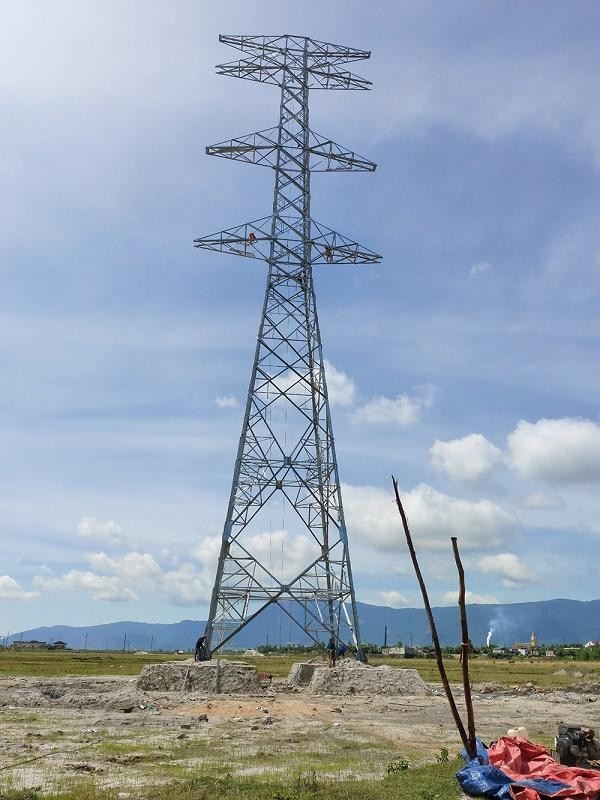 Thi công dựng cột vị trí 66 đường dây 500 kV mạch 3 đoạn qua địa phận thị xã Kỳ Anh (tỉnh Hà Tĩnh)